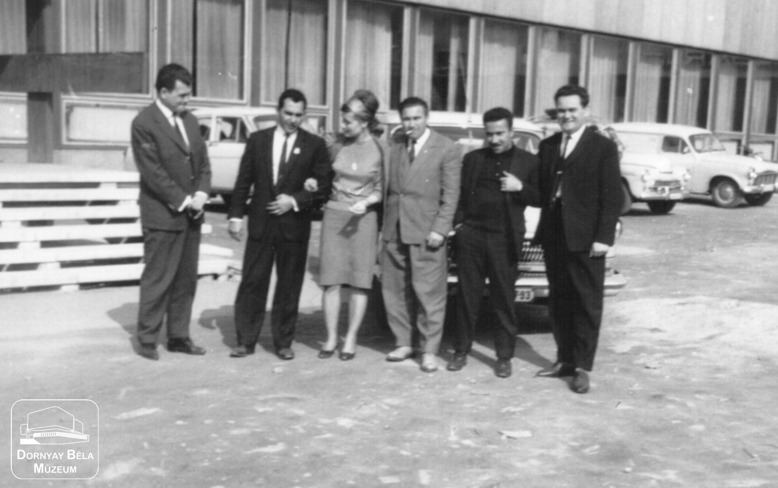 Lengyel ifjúsági delegáció a Karancs Szálló előtt. (Dornyay Béla Múzeum, Salgótarján CC BY-NC-SA)