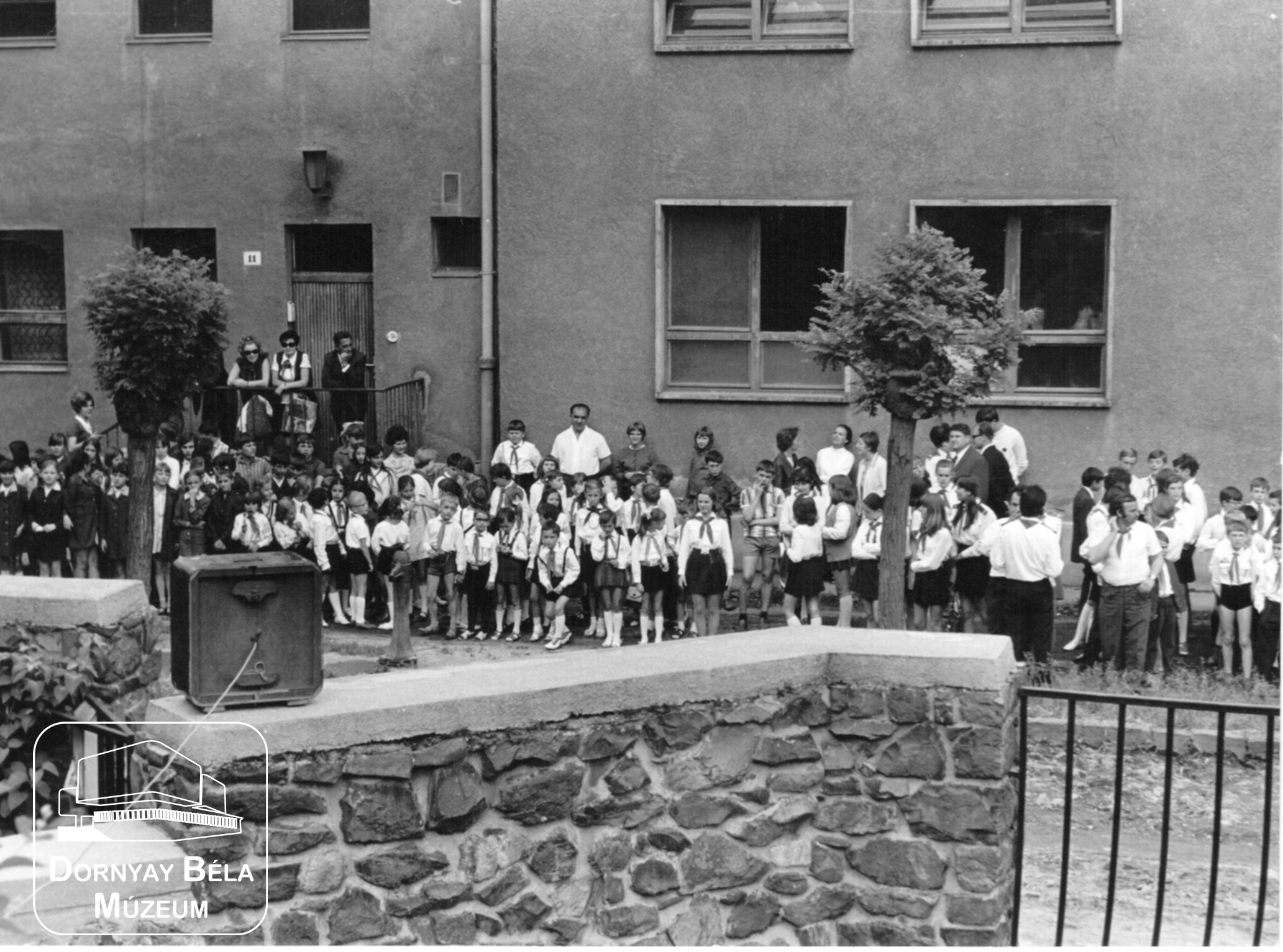 Május 1. úti iskola, avatás=úttörőház. (Dornyay Béla Múzeum, Salgótarján CC BY-NC-SA)