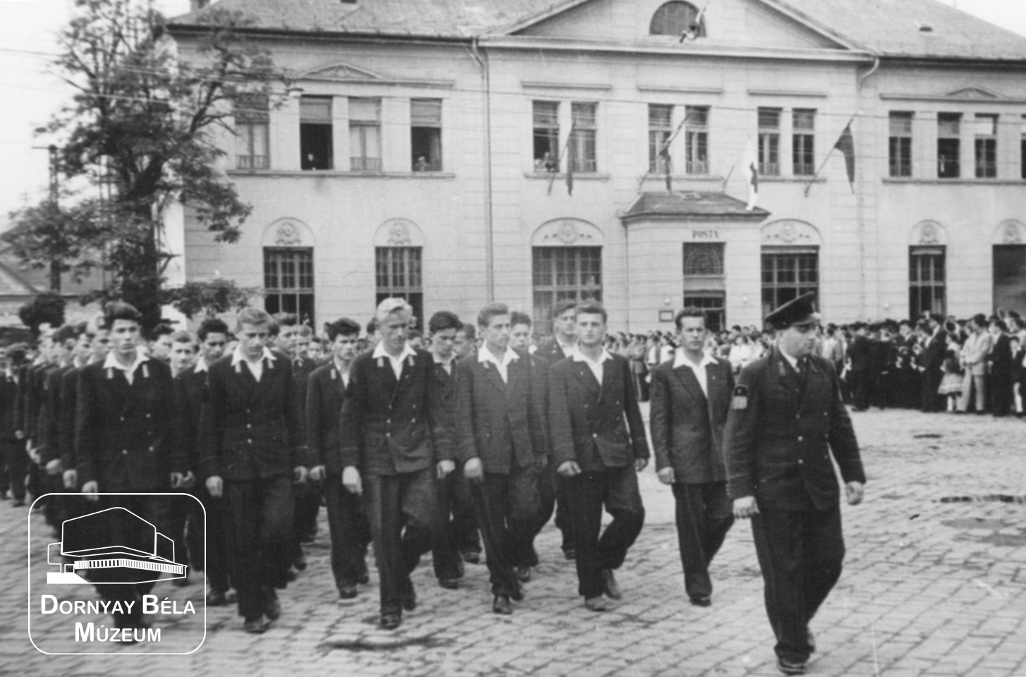 Vájártanulók felvonulása május 1-én a salgótarjáni Főtéren (Dornyay Béla Múzeum, Salgótarján CC BY-NC-SA)