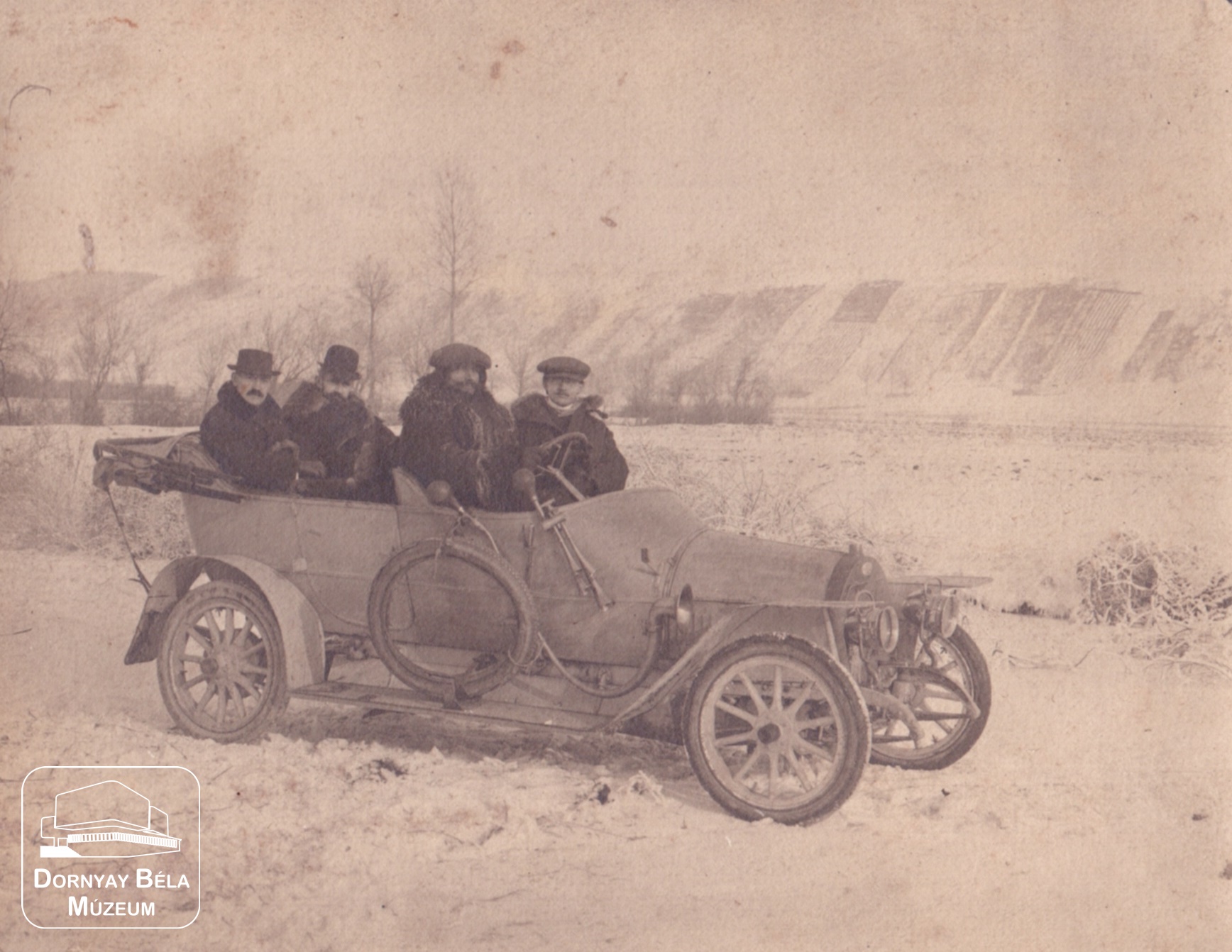 Az első autók egyike a megyében. (Dornyay Béla Múzeum, Salgótarján CC BY-NC-SA)