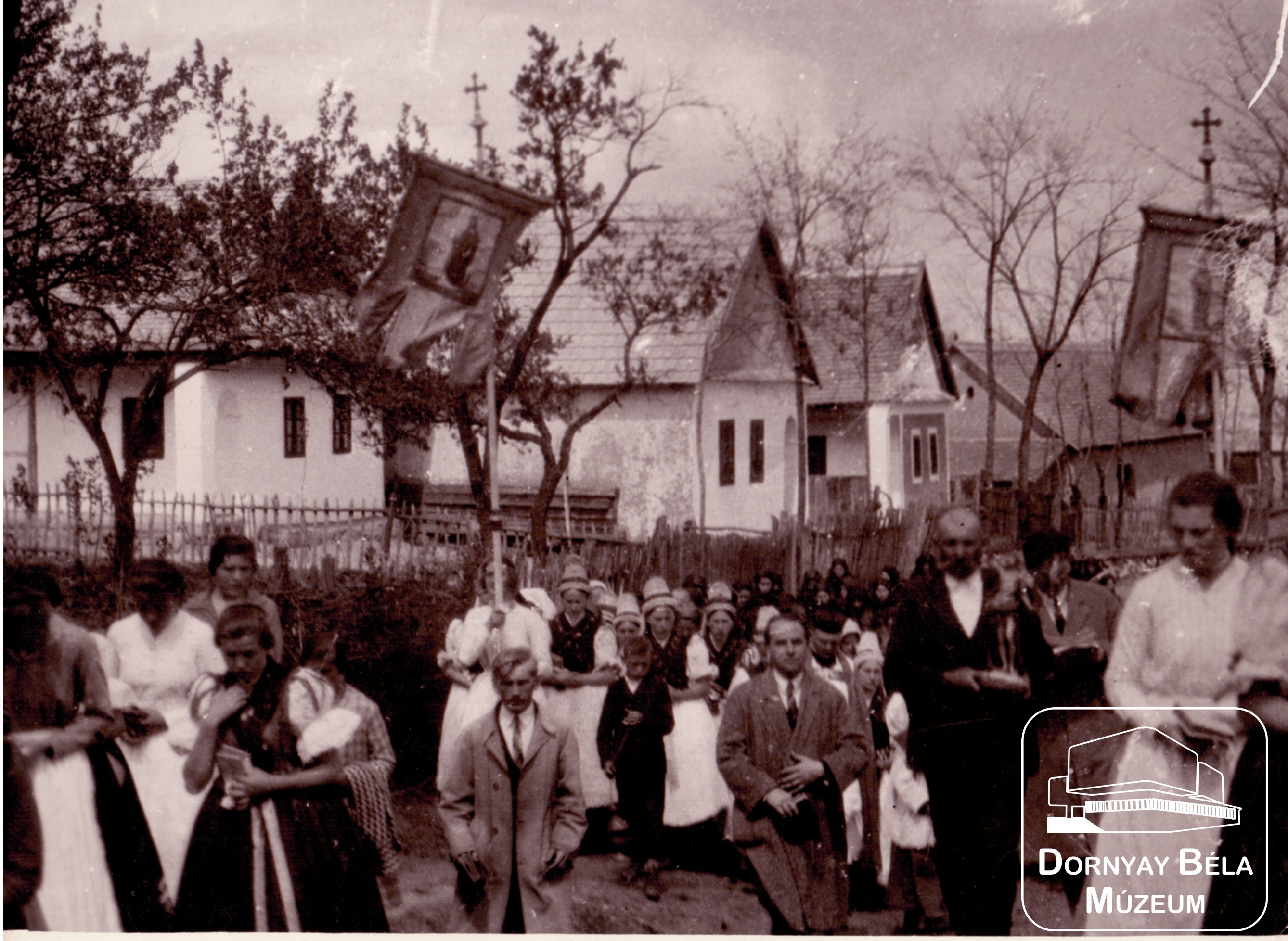 Maconkai népviseletbe öltözött templomba vonulók (Dornyay Béla Múzeum, Salgótarján CC BY-NC-SA)