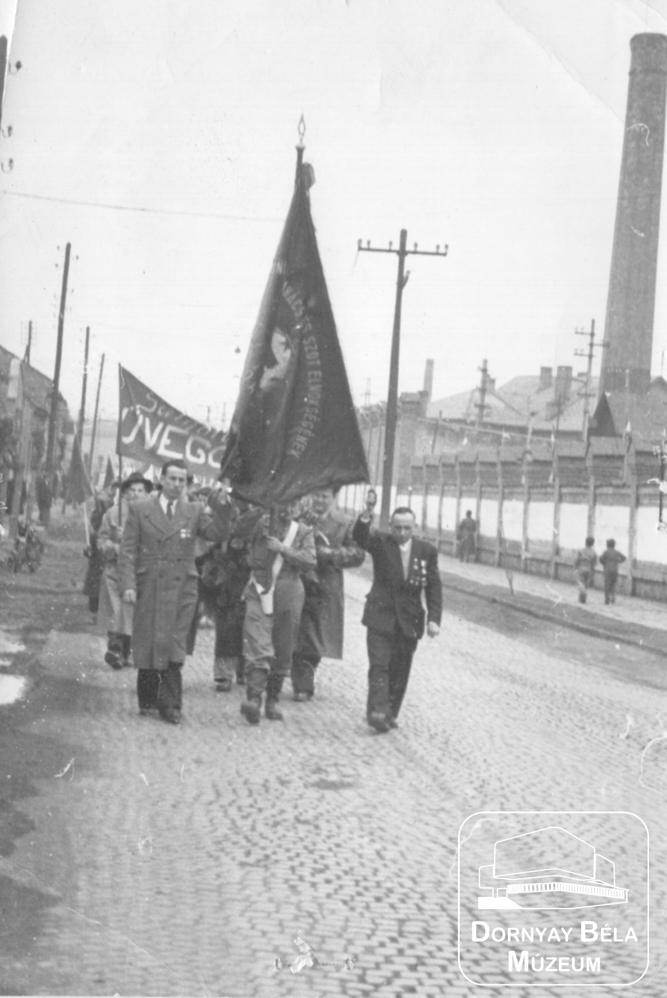 Salgótarján. Üveggyári dolgozók május 1-i felvonulása a Tűzhelygyár előtti főút szakaszon (Dornyay Béla Múzeum, Salgótarján CC BY-NC-SA)