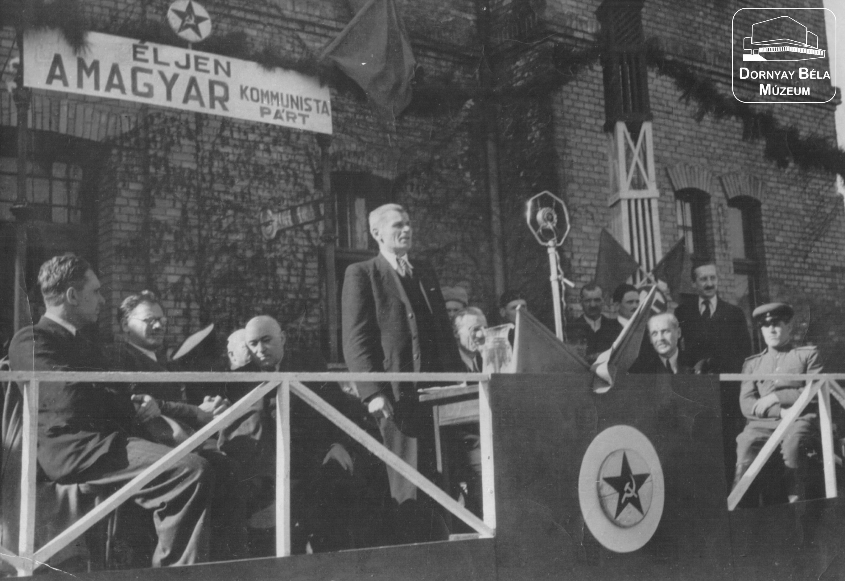 A Magyar Kommunista Párt 1945. márc. 25-i nagygyűlése Salgótarjánban. A szónoktól balra Rákosi Mátyás ül. (Dornyay Béla Múzeum, Salgótarján CC BY-NC-SA)
