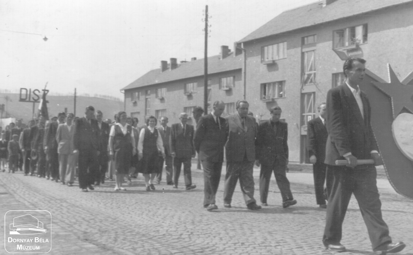 Zománcipari Művek dolgozóinak felvonulása május 1-én. (Dornyay Béla Múzeum, Salgótarján CC BY-NC-SA)