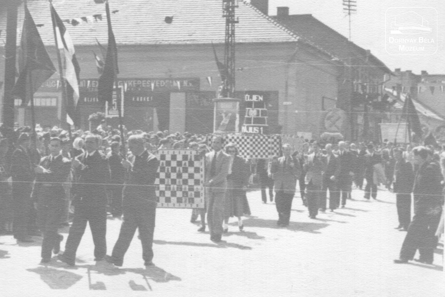 Május 1-i felvonulás Salgótarján központjában (valószínűleg tűzhelygyári dolgozók) (Dornyay Béla Múzeum, Salgótarján CC BY-NC-SA)