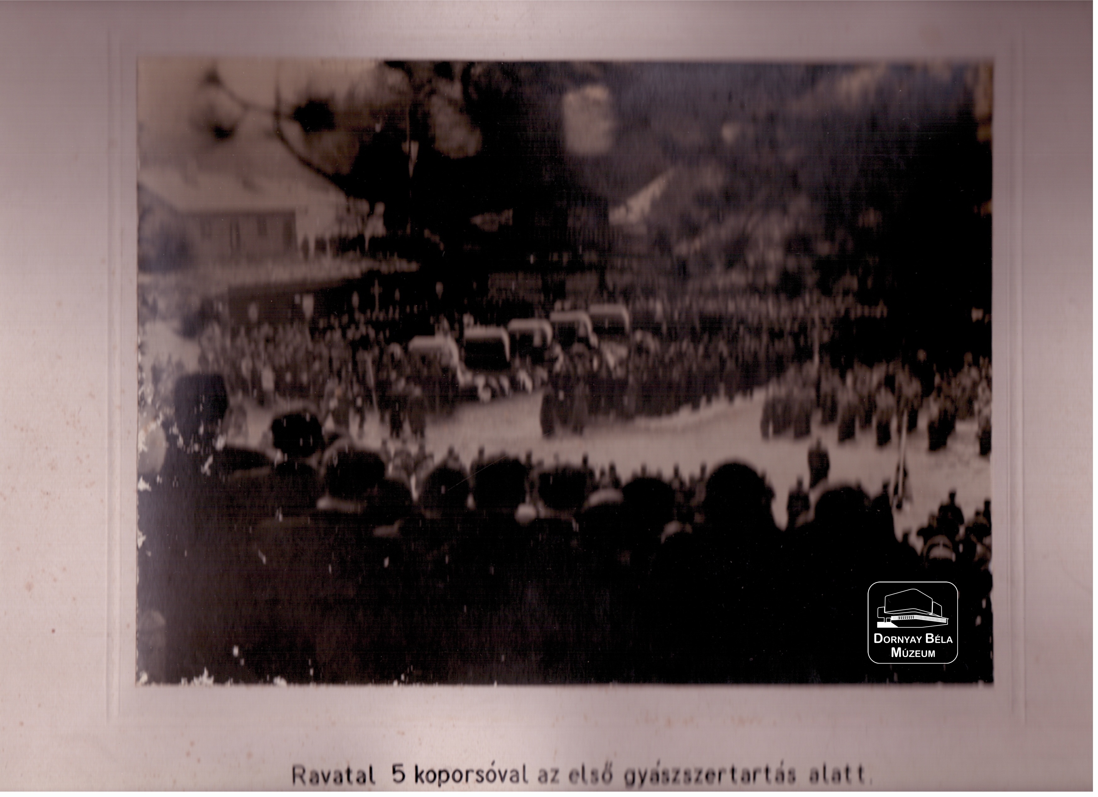 A Radnai havasokban lavinabalesetet szenvedett acélgyári levente síelők első csoportjának temetési szertartása a SSE pályán (Dornyay Béla Múzeum, Salgótarján CC BY-NC-SA)