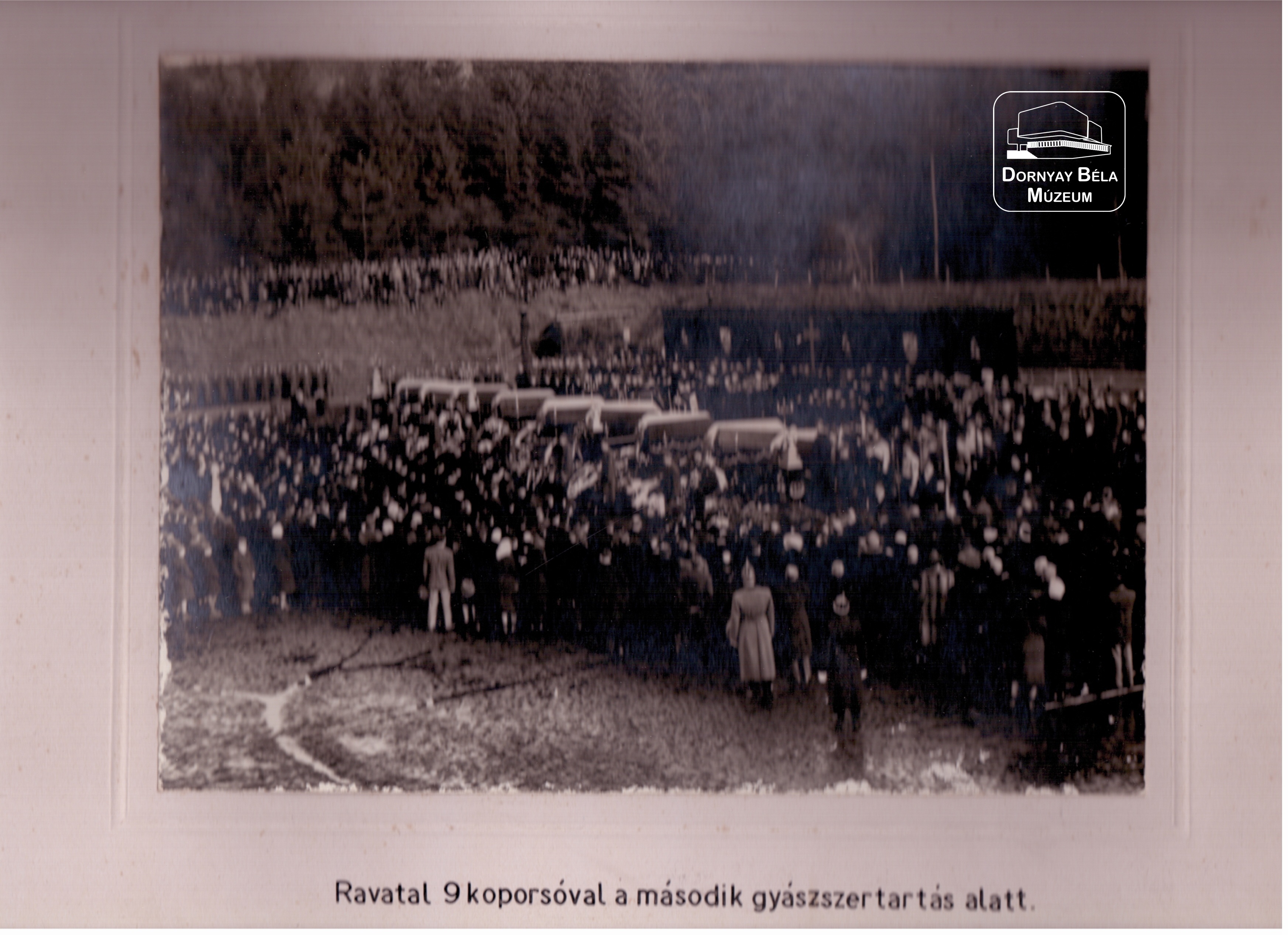 A Radnai havasokban lavinabalesetben elhunyt acélgyári levente síelők második csoportjának temetési szertartása a SSE pályán (Dornyay Béla Múzeum, Salgótarján CC BY-NC-SA)