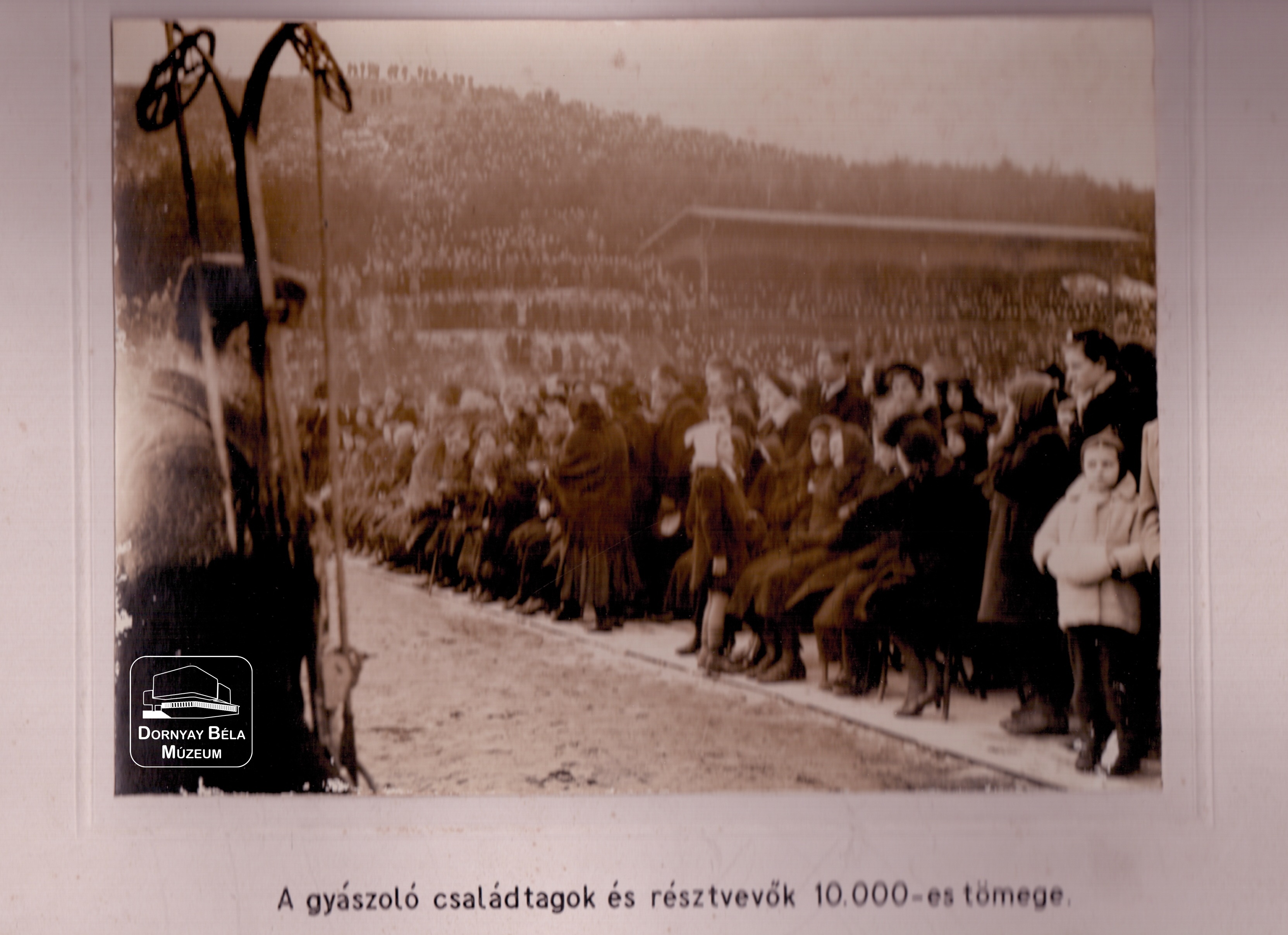 Acélgyári levente síelők temetése. Tömeg a pályán és a lelátón (Dornyay Béla Múzeum, Salgótarján CC BY-NC-SA)