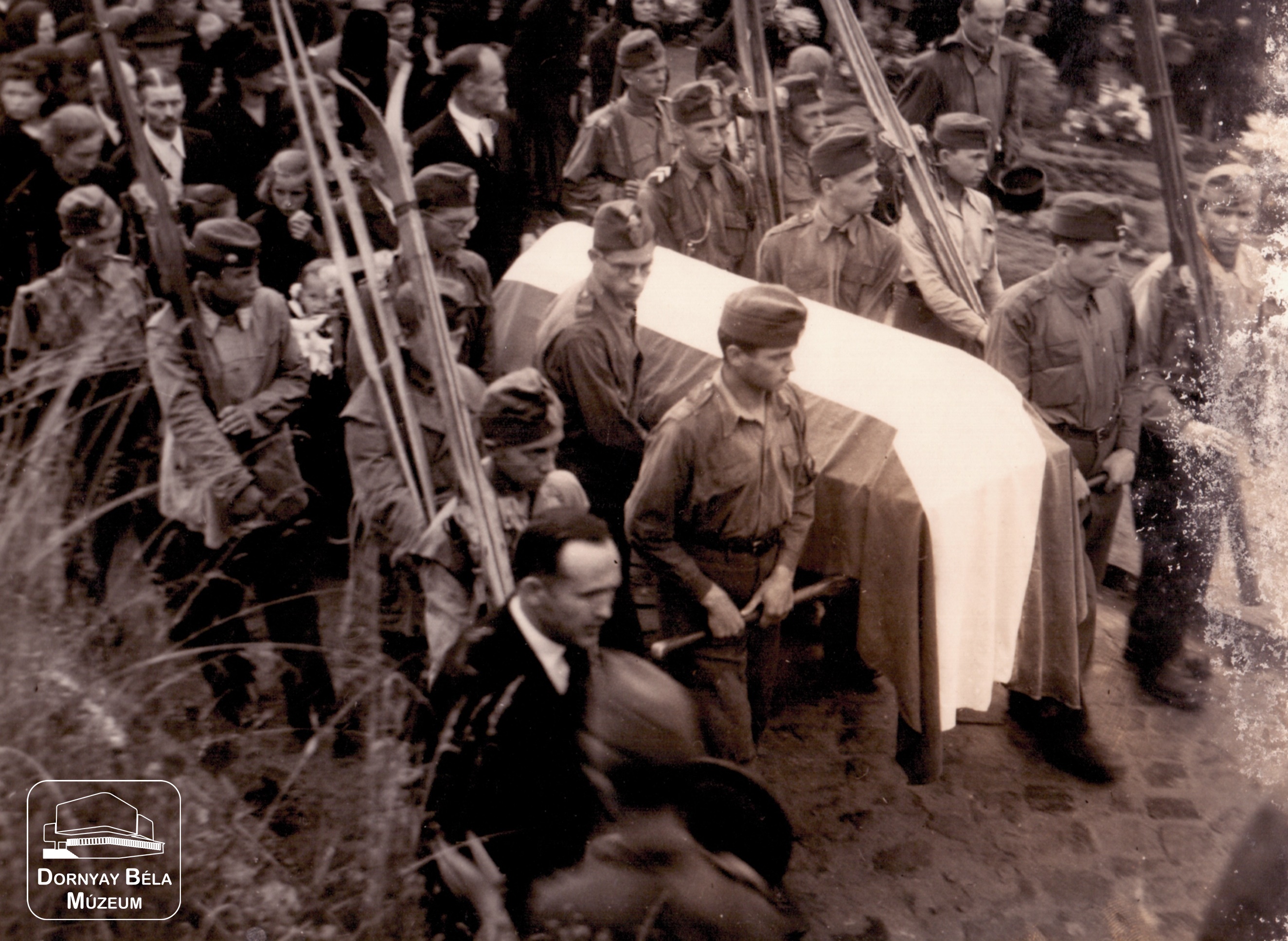 Acélgyári levente síelők temetése. Leventék egyik társuk koporsóját viszik (Dornyay Béla Múzeum, Salgótarján CC BY-NC-SA)