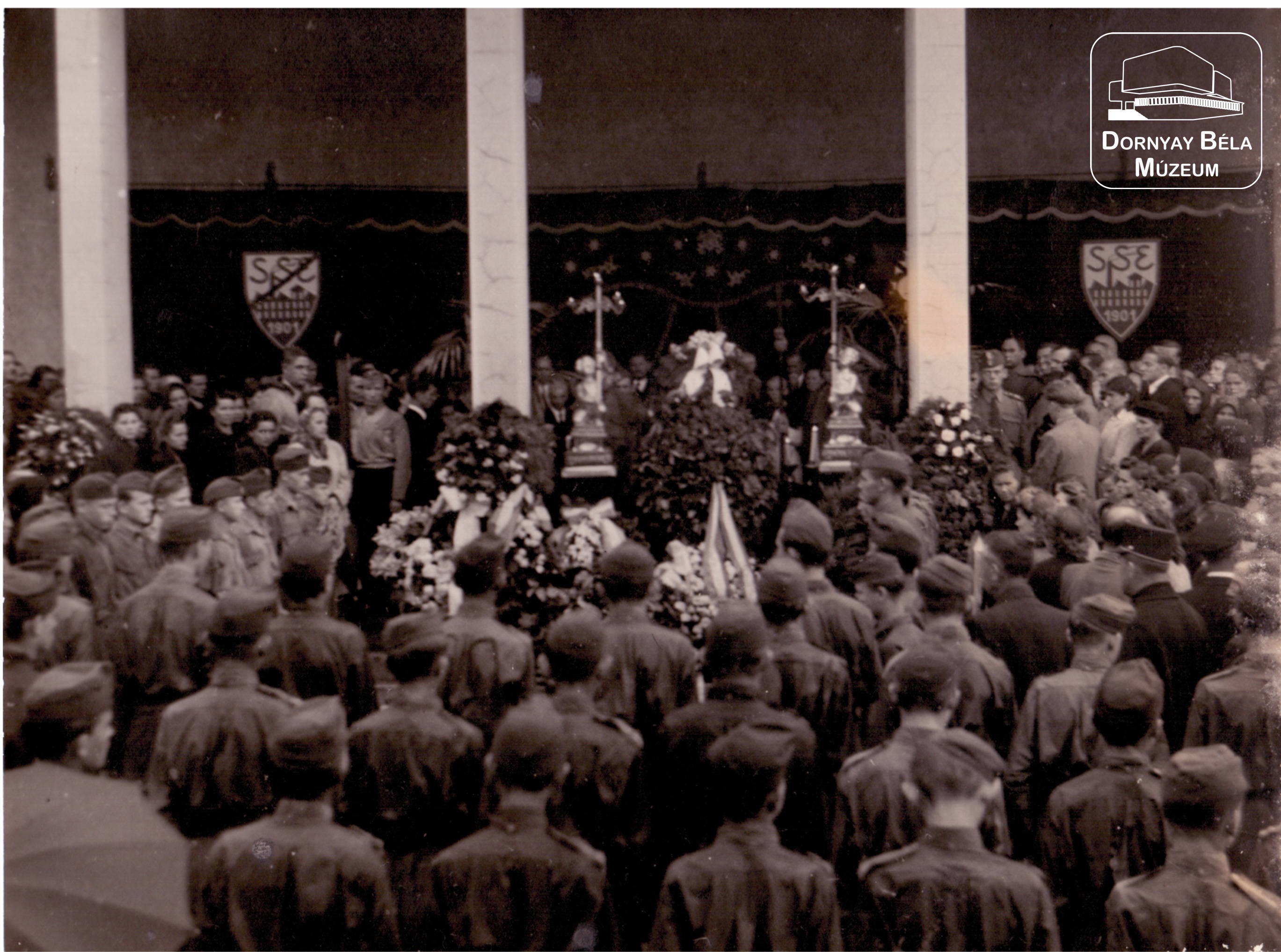 Acélgyári levente síelők temetése. A ravatal, előtte és körülötte leventék (Dornyay Béla Múzeum, Salgótarján CC BY-NC-SA)
