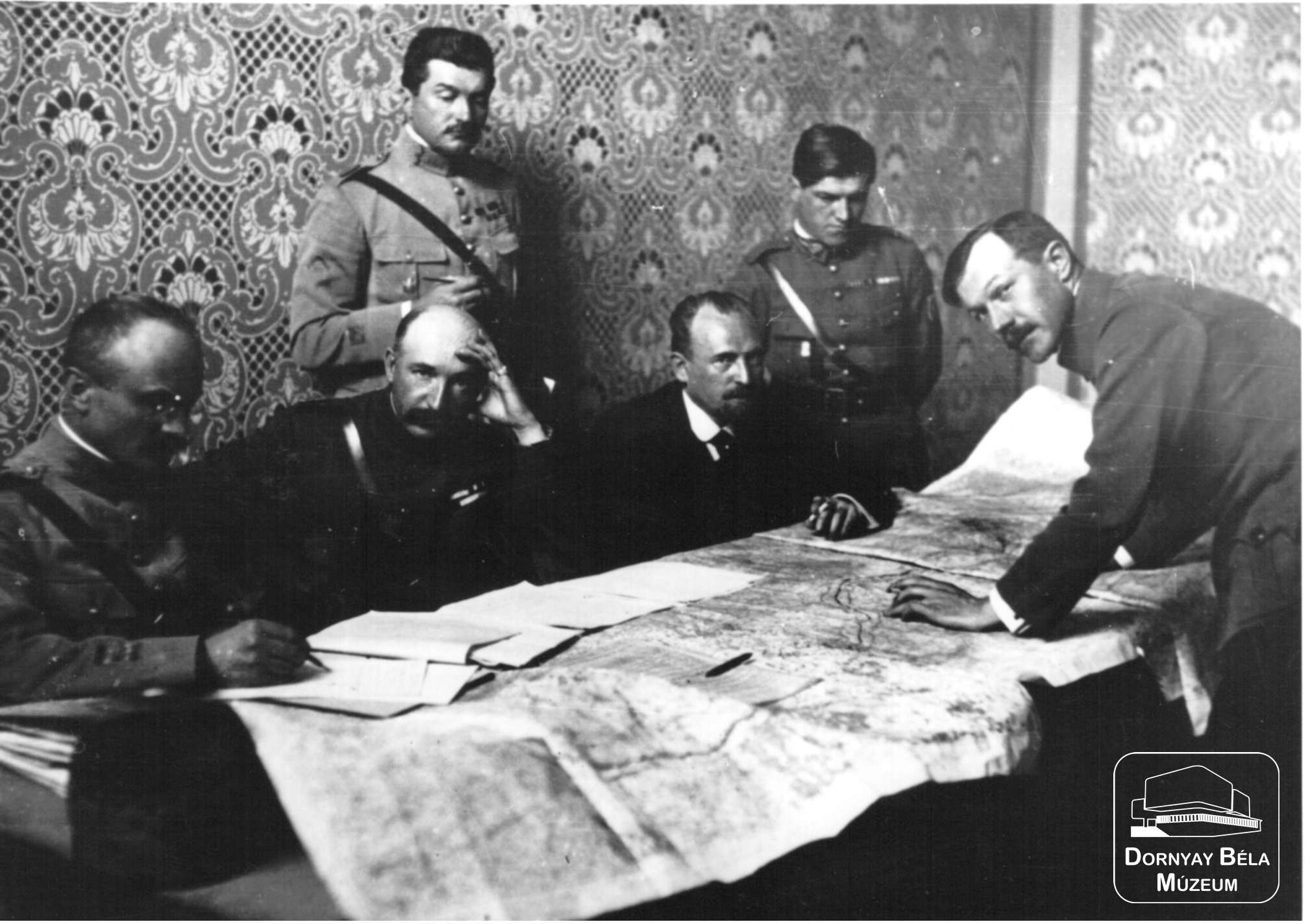 Katonatisztek a demarkációs vonal térképével (Vörös Hadsereg visszavonulása) (Dornyay Béla Múzeum, Salgótarján CC BY-NC-SA)