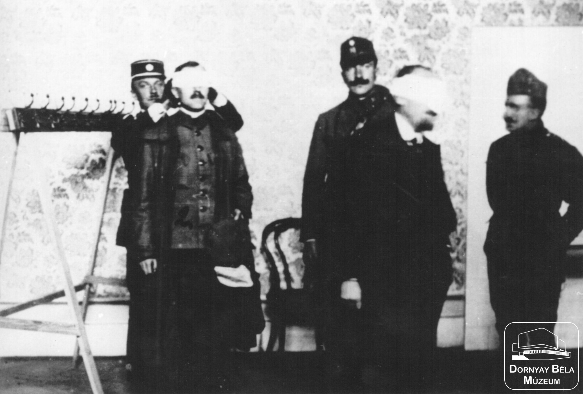 Parlamenti képviselők a pozsonyi béketárgyaláson. Szembekötés(Vörös Hadsereg visszavonulása) (Dornyay Béla Múzeum, Salgótarján CC BY-NC-SA)