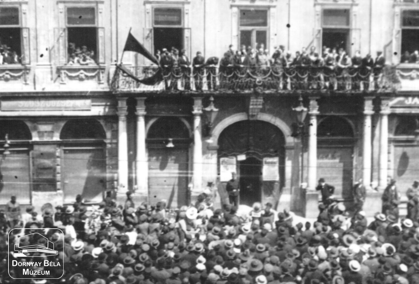 Kassa dolgozói üdvözlik a magyar Tanácsköztársaság küldöttségét a városháza előtt. (Dornyay Béla Múzeum, Salgótarján CC BY-NC-SA)