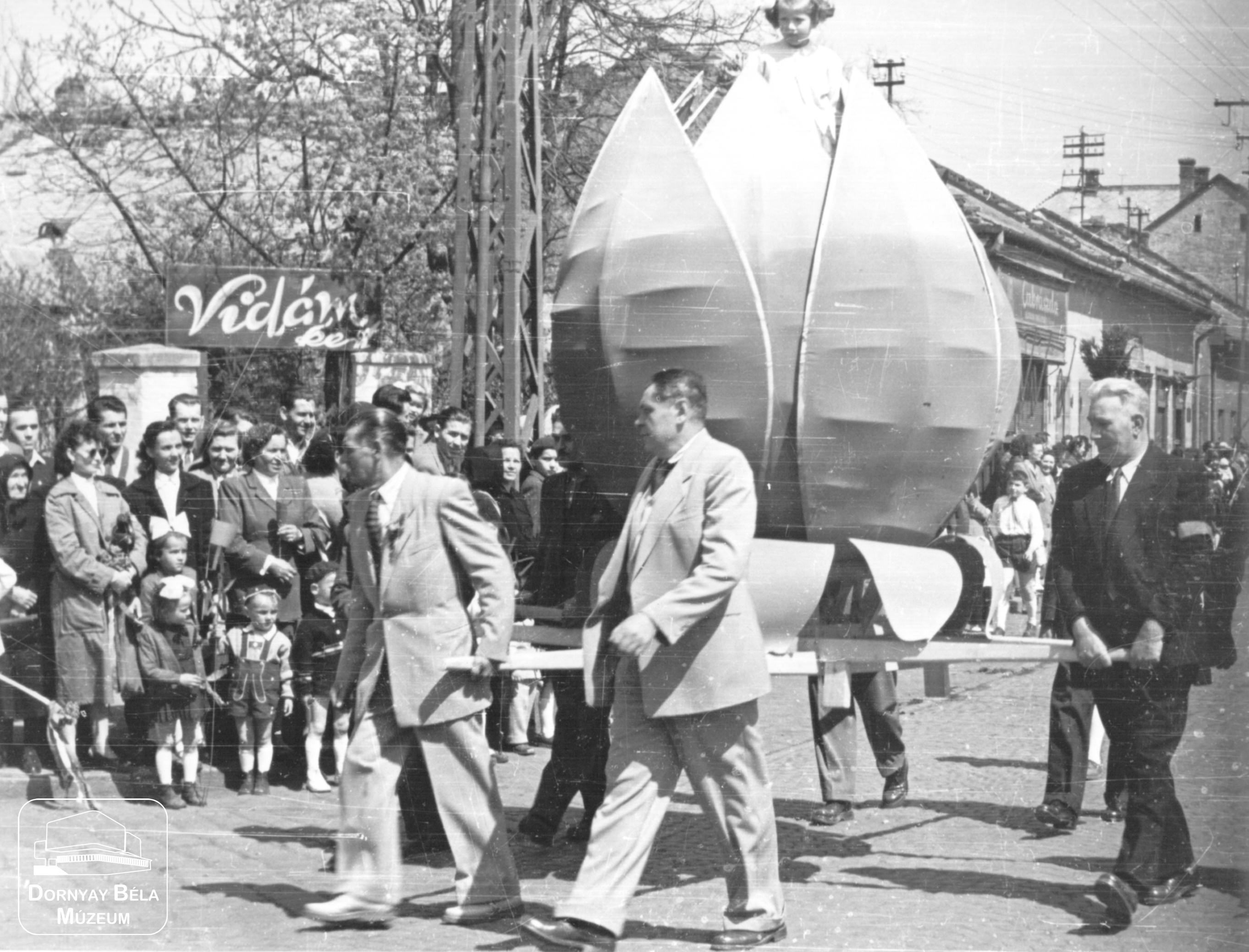 Acélgyár dolgozóinak felvonulása. Huzalozók 1956. május 1-én. (Dornyay Béla Múzeum, Salgótarján CC BY-NC-SA)