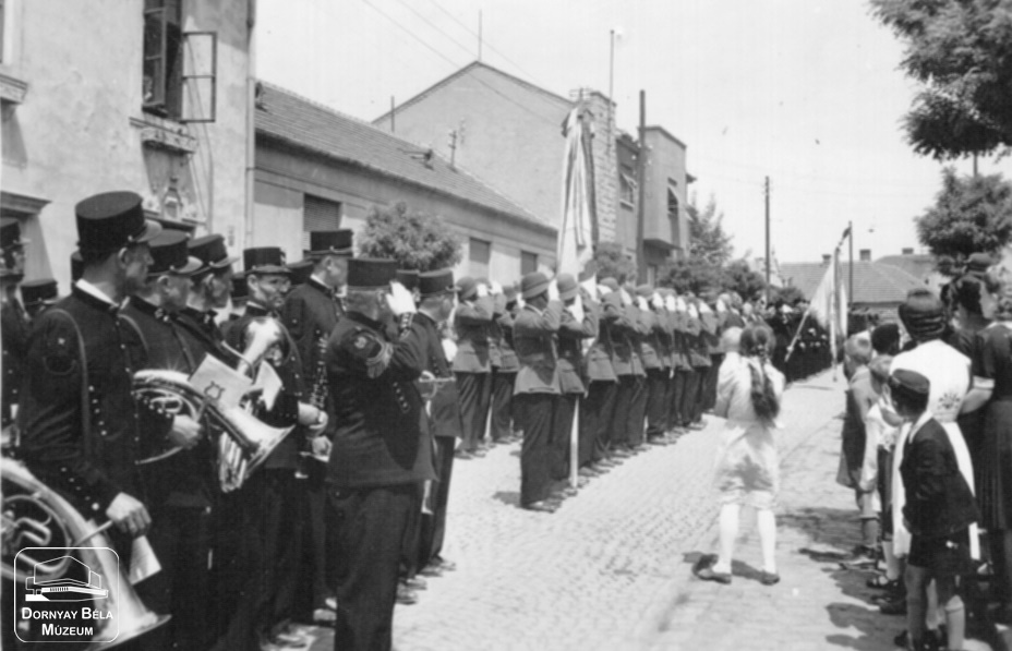A keleti frontra induló 23. losonci gyalogezred III. zászlóaljának búcsúztatása Salgótarján Főterén (Dornyay Béla Múzeum, Salgótarján CC BY-NC-SA)