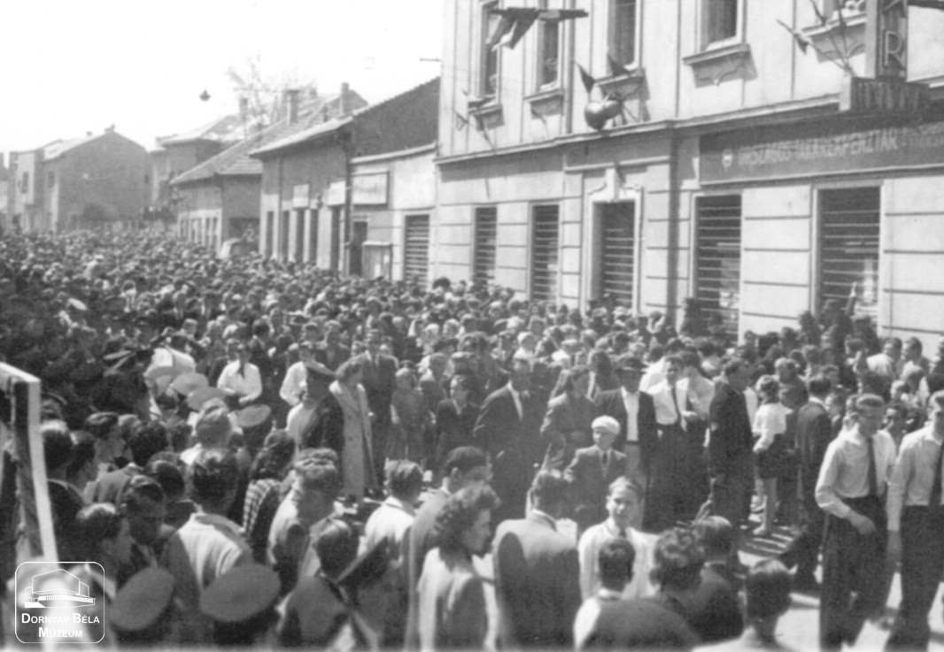 Május 1. - Salgótarján. Felvonulás a Rákóczi úton (Dornyay Béla Múzeum, Salgótarján CC BY-NC-SA)