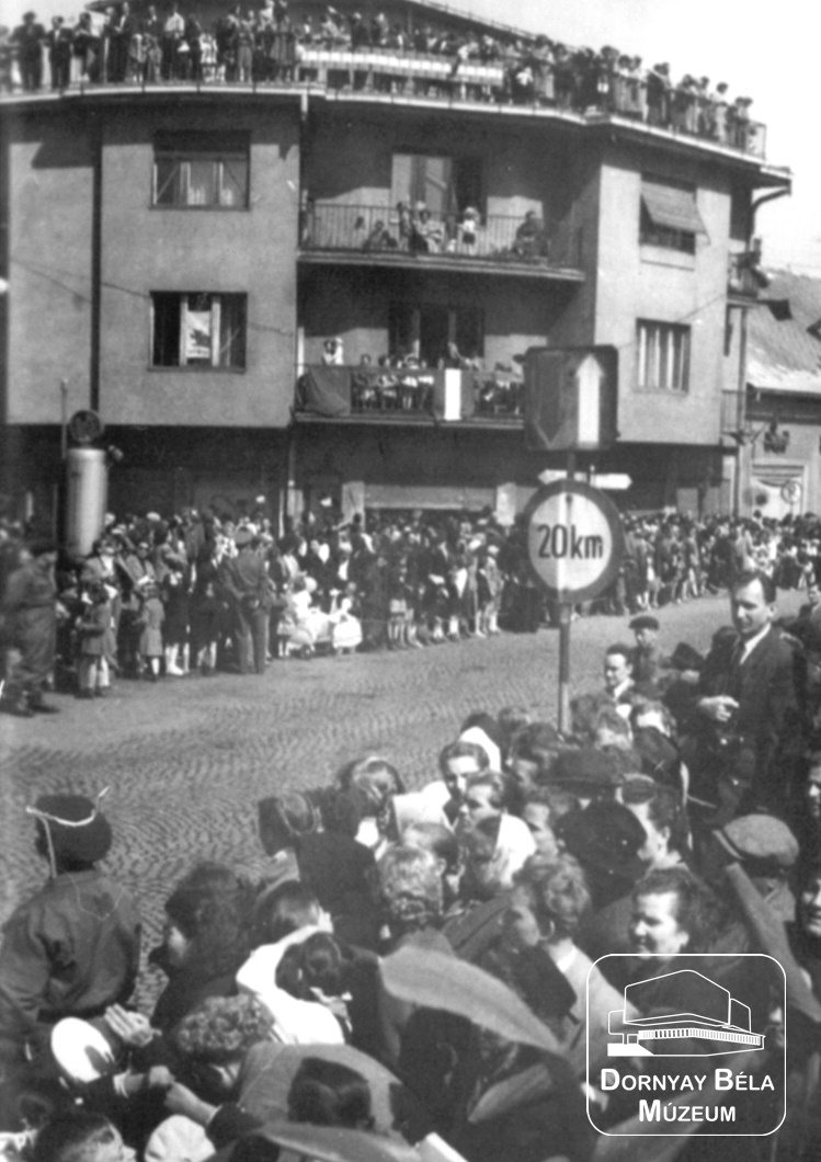 Május 1. - Salgótarján. Felvonulókat váró tömeg (Dornyay Béla Múzeum, Salgótarján CC BY-NC-SA)