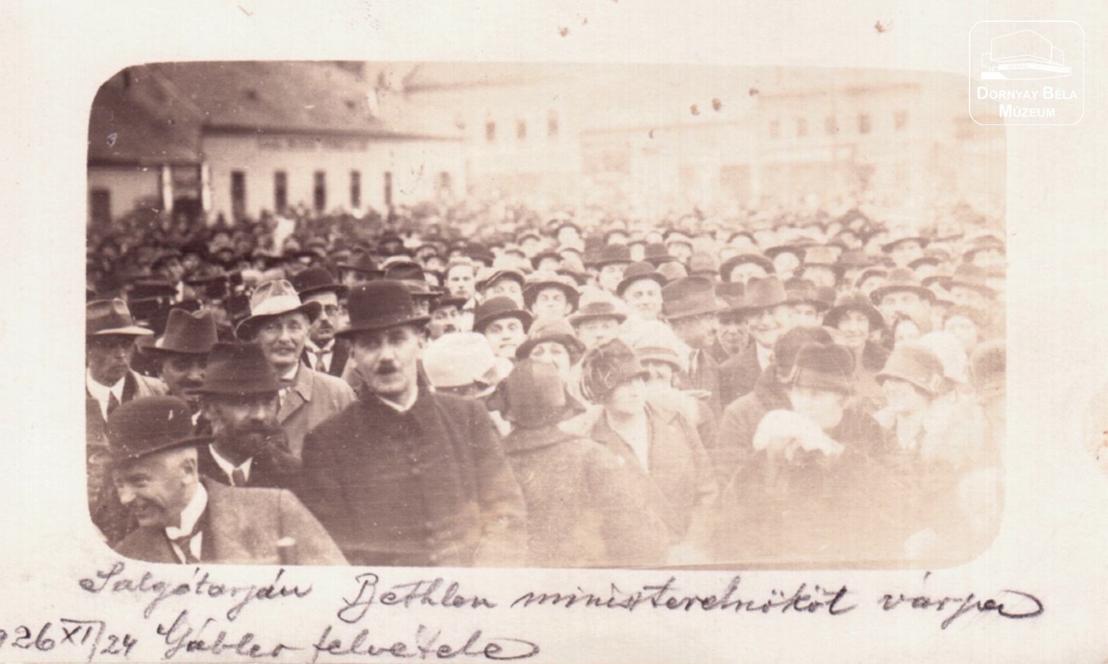 Salgótarján Főterén a tömeg Bethlen miniszterelnököt várja az 1926-os képviselőválasztási kampány során. (Dornyay Béla Múzeum, Salgótarján CC BY-NC-SA)