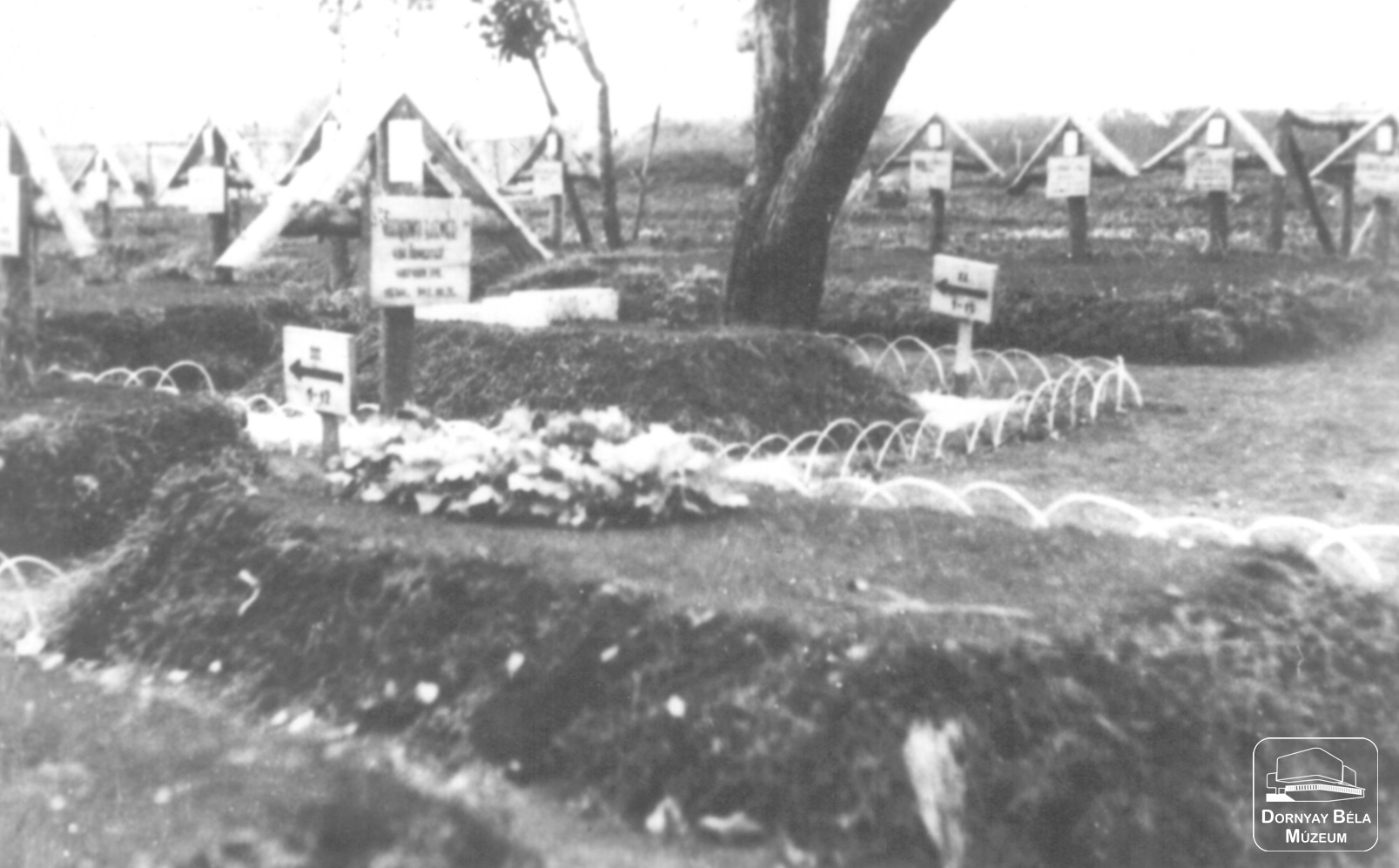I. Világháborús kép. Hadisírok a fronton; három katona faépítmény mellett (Dornyay Béla Múzeum, Salgótarján CC BY-NC-SA)