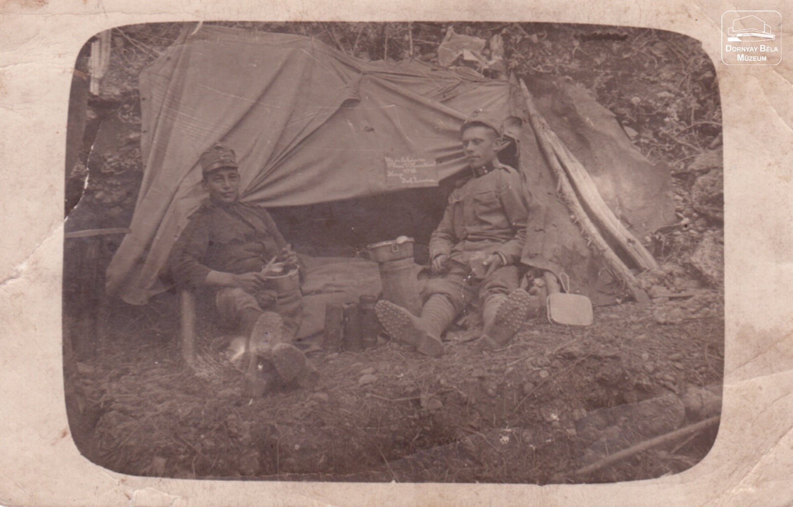 I. Világháborús kép. Étkező katonák sátorlapon (Dornyay Béla Múzeum, Salgótarján CC BY-NC-SA)