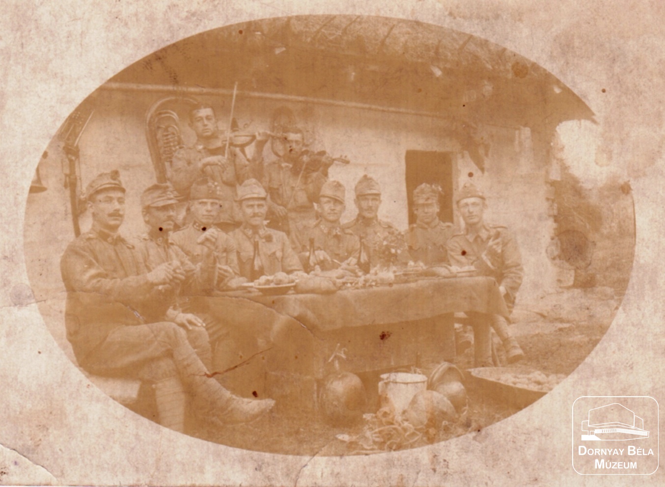 I. Világháborús kép. Terített tábori asztal mellett (Dornyay Béla Múzeum, Salgótarján CC BY-NC-SA)