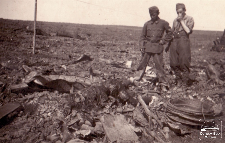 II. Világháborús kép. Két honvéd egy holttest mellett (Dornyay Béla Múzeum, Salgótarján CC BY-NC-SA)