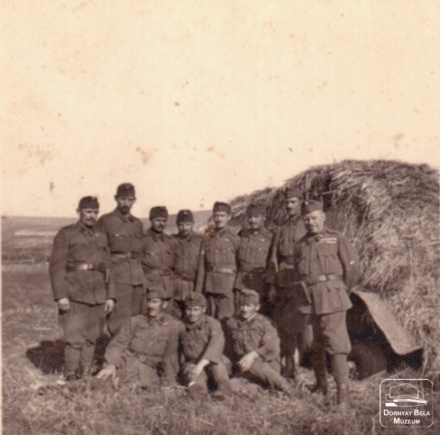 II. Világháborús kép.  Katonák csoportképe egy szénával álcázott harcjármű mellett (Dornyay Béla Múzeum, Salgótarján CC BY-NC-SA)
