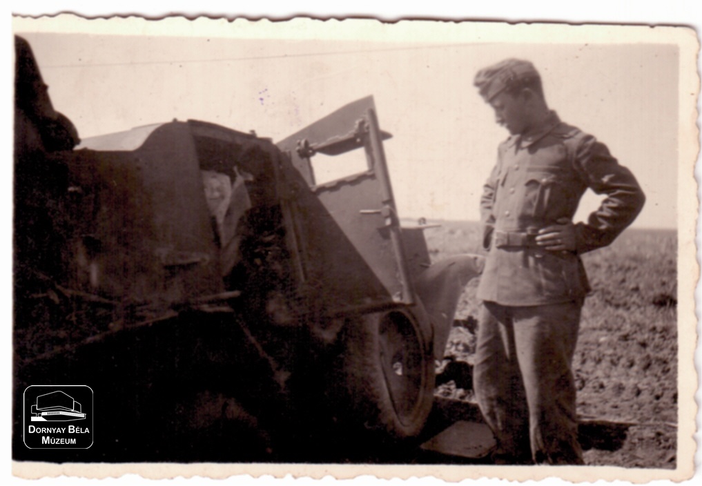 II. Világháborús kép. Honvéd egy kilőtt vagy lerobbant harcjármű mellett (Dornyay Béla Múzeum, Salgótarján CC BY-NC-SA)