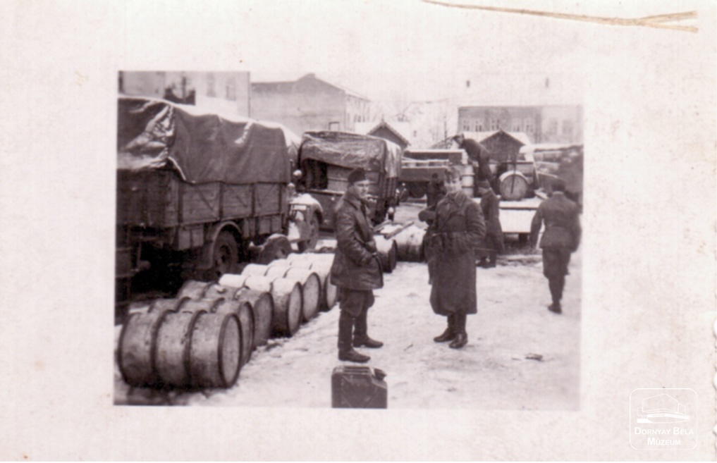 II. Világháborús kép. Honvédek gépjárművekkel, benzines hordókkal (Dornyay Béla Múzeum, Salgótarján CC BY-NC-SA)