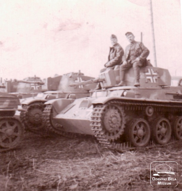 II. Világháborús kép. Páncélos alakulat tagjai Toldi II. könnyű harckocsikkal (Dornyay Béla Múzeum, Salgótarján CC BY-NC-SA)