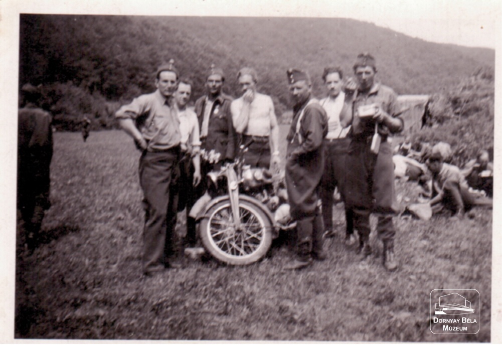 II. Világháborús kép. Pihenő honvédek egy motorkerékpárral (Dornyay Béla Múzeum, Salgótarján CC BY-NC-SA)