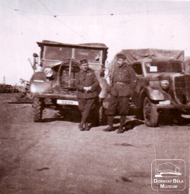 II. Világháborús kép. Honvédek Csepel teherautókkal Kijevben (Dornyay Béla Múzeum, Salgótarján CC BY-NC-SA)