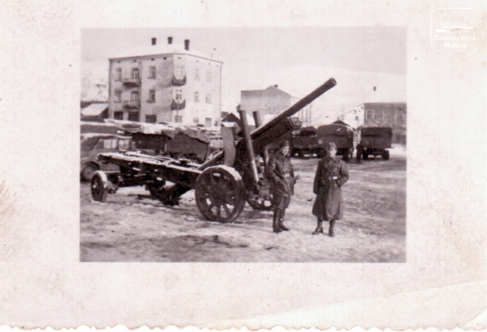 II. Világháborús kép. Két honvéd egy páncéltörő ágyúval Kijevben (Dornyay Béla Múzeum, Salgótarján CC BY-NC-SA)