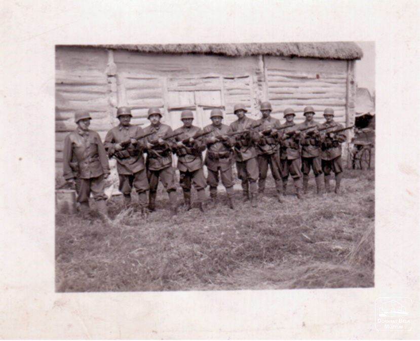 II. Világháborús kép. Honvédek puskával a kezükben (Dornyay Béla Múzeum, Salgótarján CC BY-NC-SA)
