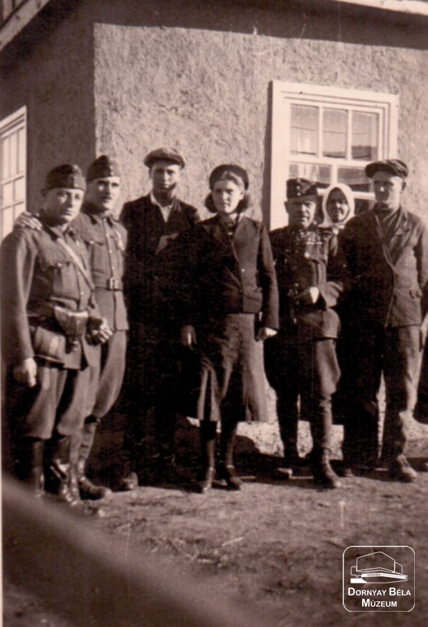 II. Világháborús kép. Honvédek polgári lakossággal (Dornyay Béla Múzeum, Salgótarján CC BY-NC-SA)