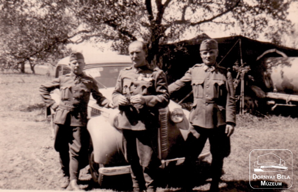 II. Világháborús kép. Tisztek egy Steyr gépkocsi előtt (Dornyay Béla Múzeum, Salgótarján CC BY-NC-SA)