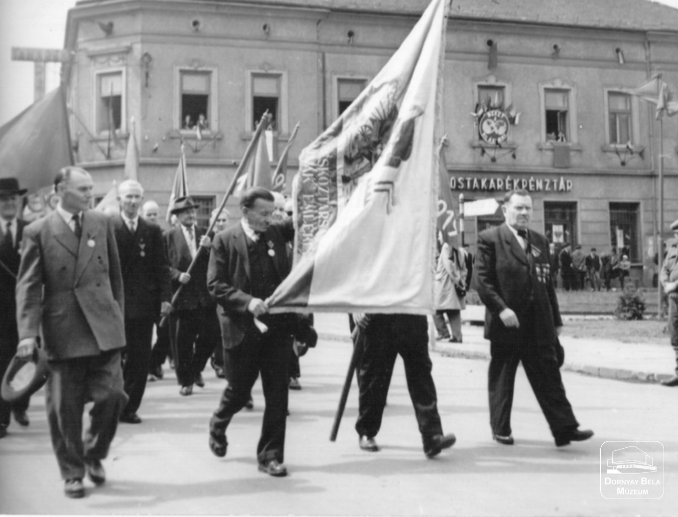 A Tanácsköztársaság vöröskatonái felvonulnak Salgótarjánban (Dornyay Béla Múzeum, Salgótarján CC BY-NC-SA)