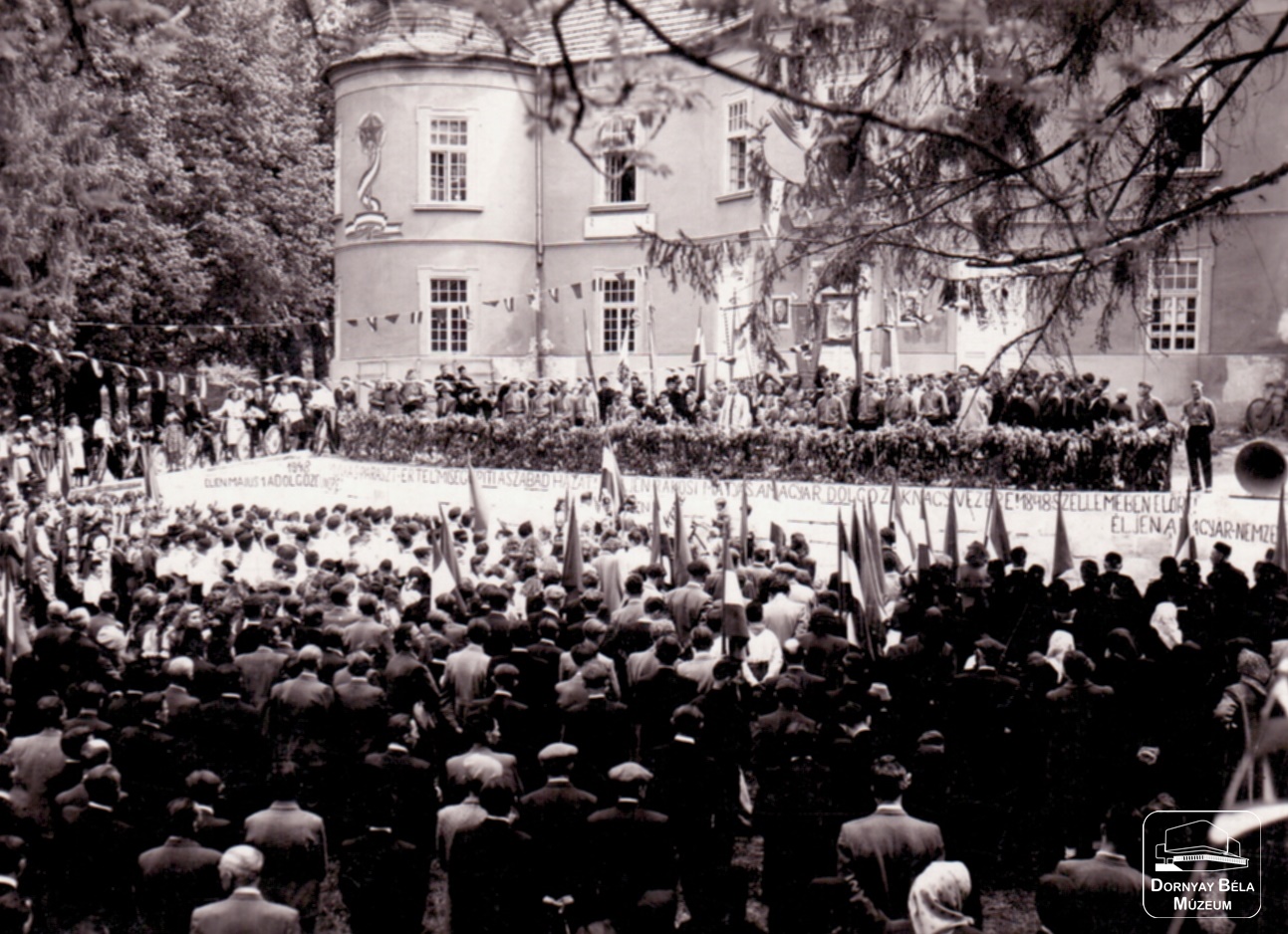 Május 1-én  ünnepély a kisterenyei kastélykertben (népkertben). (Dornyay Béla Múzeum, Salgótarján CC BY-NC-SA)