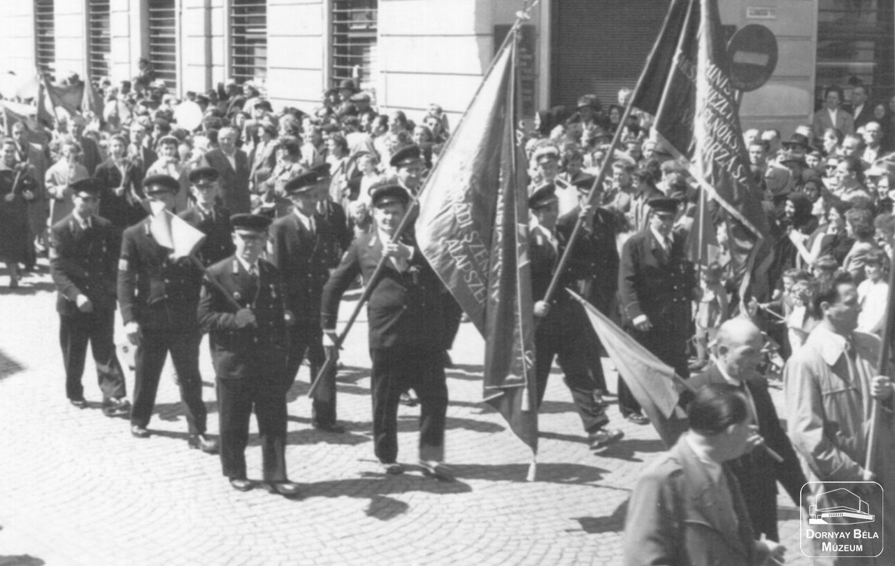 Bányászok május 1-i felvonuláson (Dornyay Béla Múzeum, Salgótarján CC BY-NC-SA)
