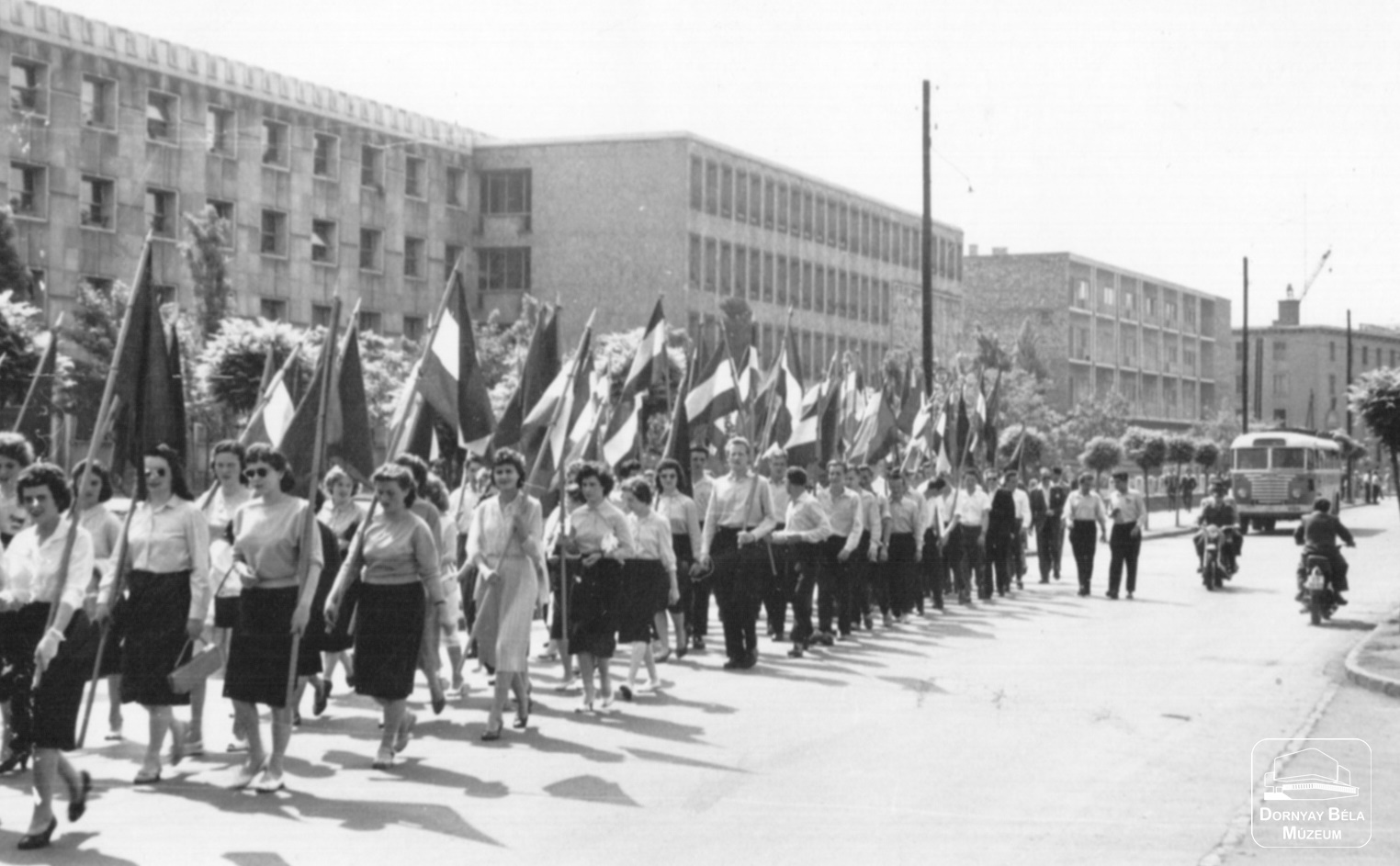 Május 1-i felvonulás Salgótarjánban, a megyei tanács előtt (Dornyay Béla Múzeum, Salgótarján CC BY-NC-SA)