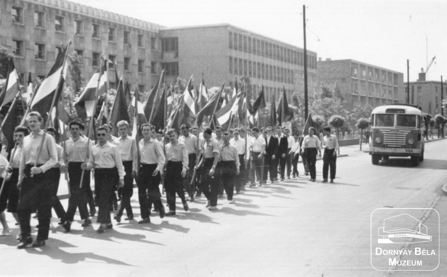 Május 1. felvonulás Salgótarjánban a megyei tanács előtt (Dornyay Béla Múzeum, Salgótarján CC BY-NC-SA)