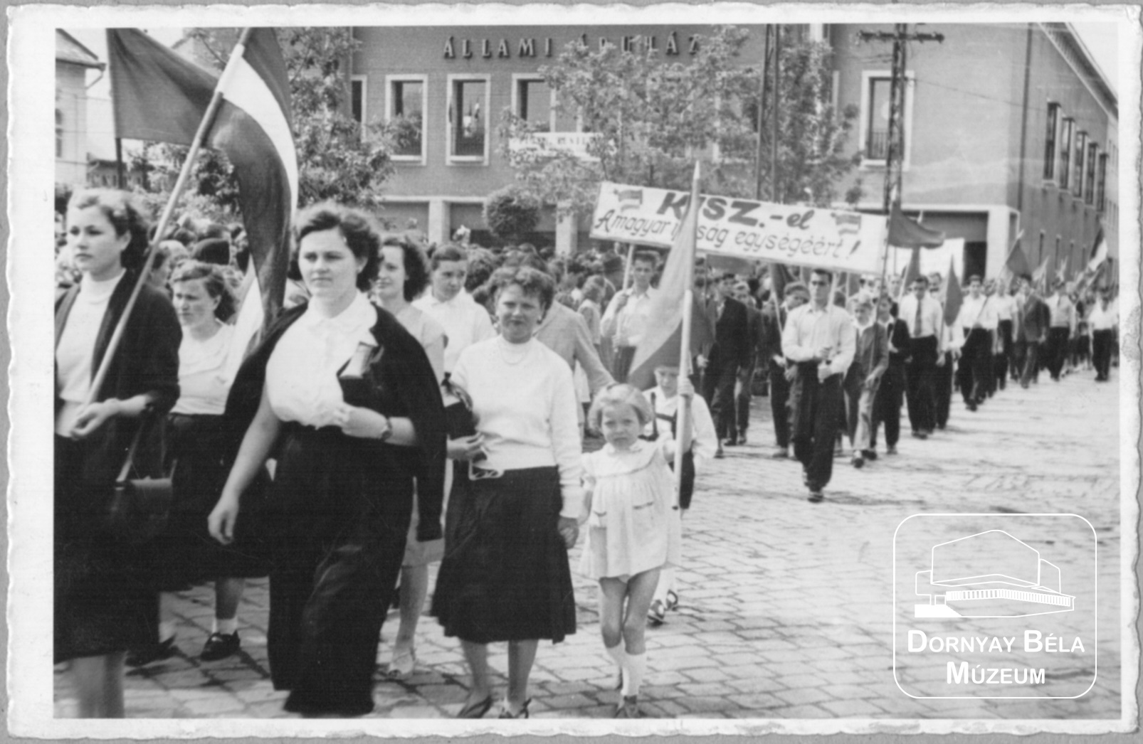 Felvonulás az 1957-es KISZ naggyűlésen. A menet a Főtérre érkezik (Dornyay Béla Múzeum, Salgótarján CC BY-NC-SA)
