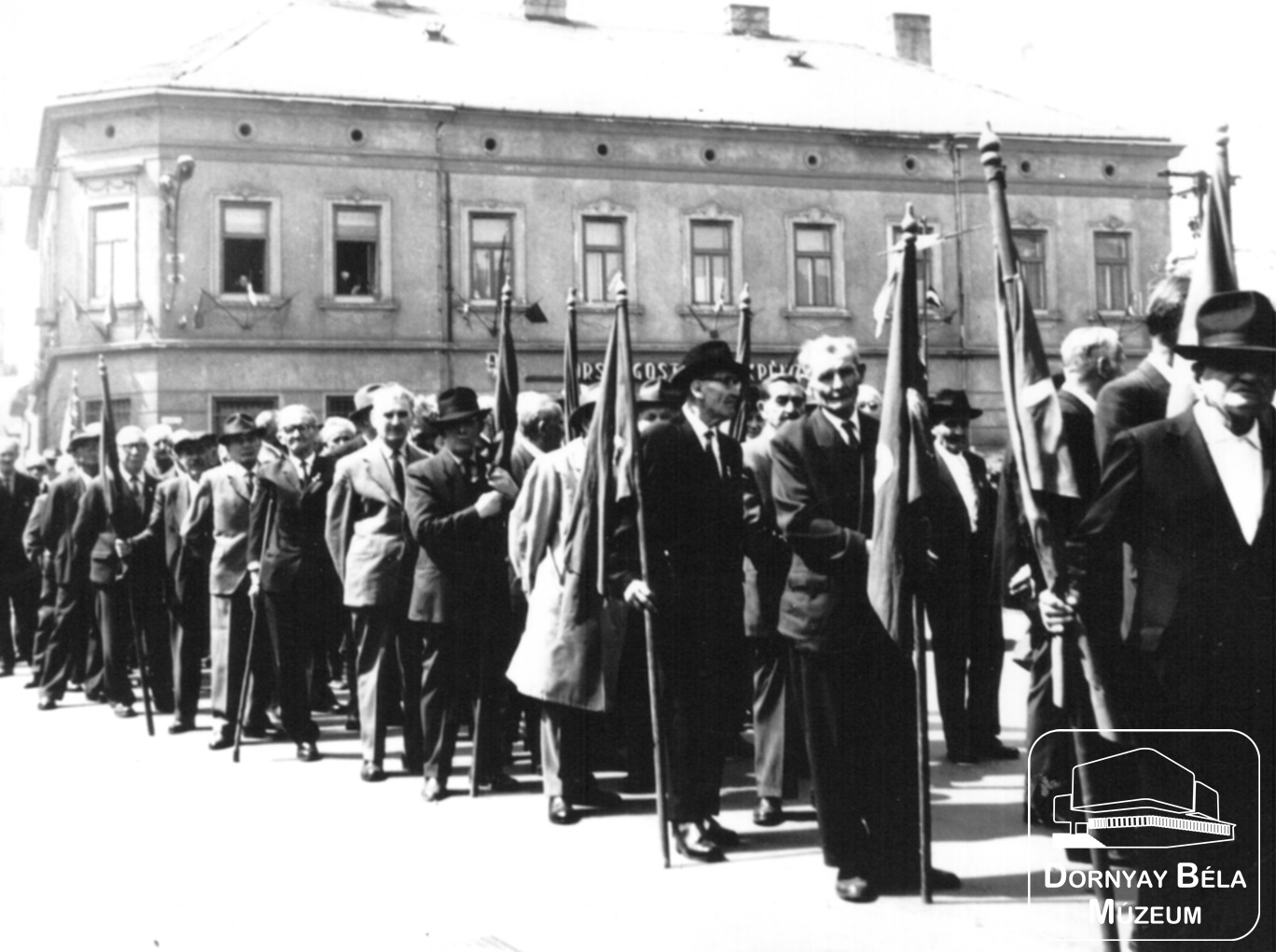 Május 1. felvonulási csoportkép. 1919-es veteránok a régi OTP épületénél (Dornyay Béla Múzeum, Salgótarján CC BY-NC-SA)