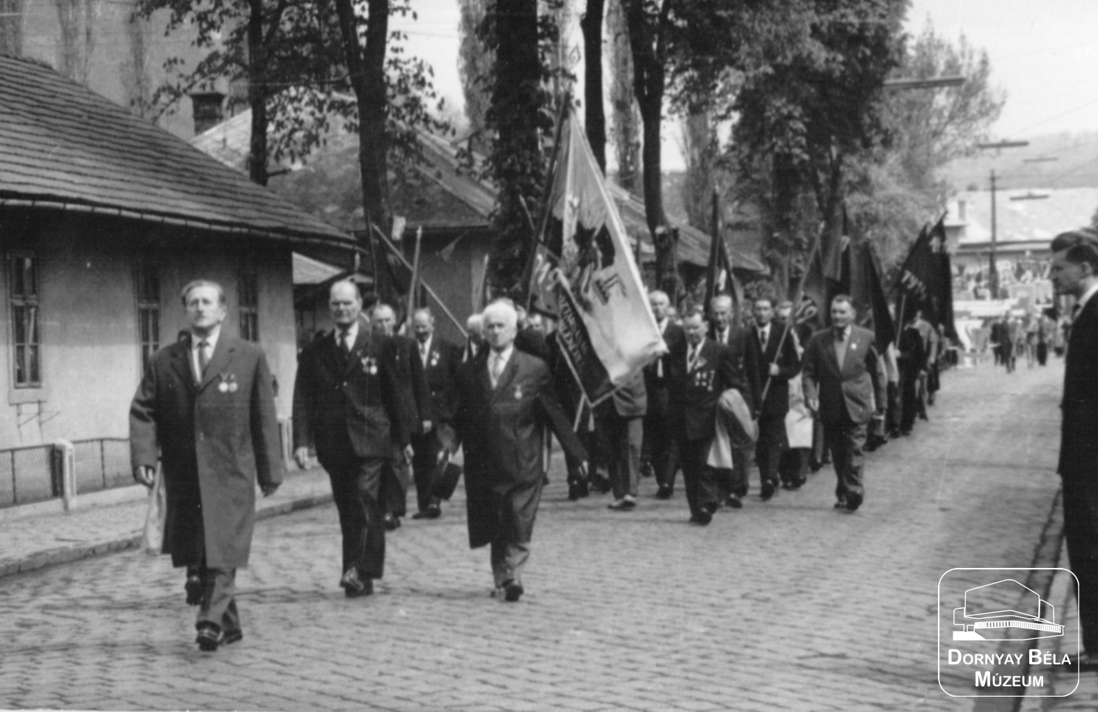 Május 1. felvonulási csoportkép. 1919-es veteránok Nagy Béla vezetésével vonulnak az Acélgyári úton (Dornyay Béla Múzeum, Salgótarján CC BY-NC-SA)