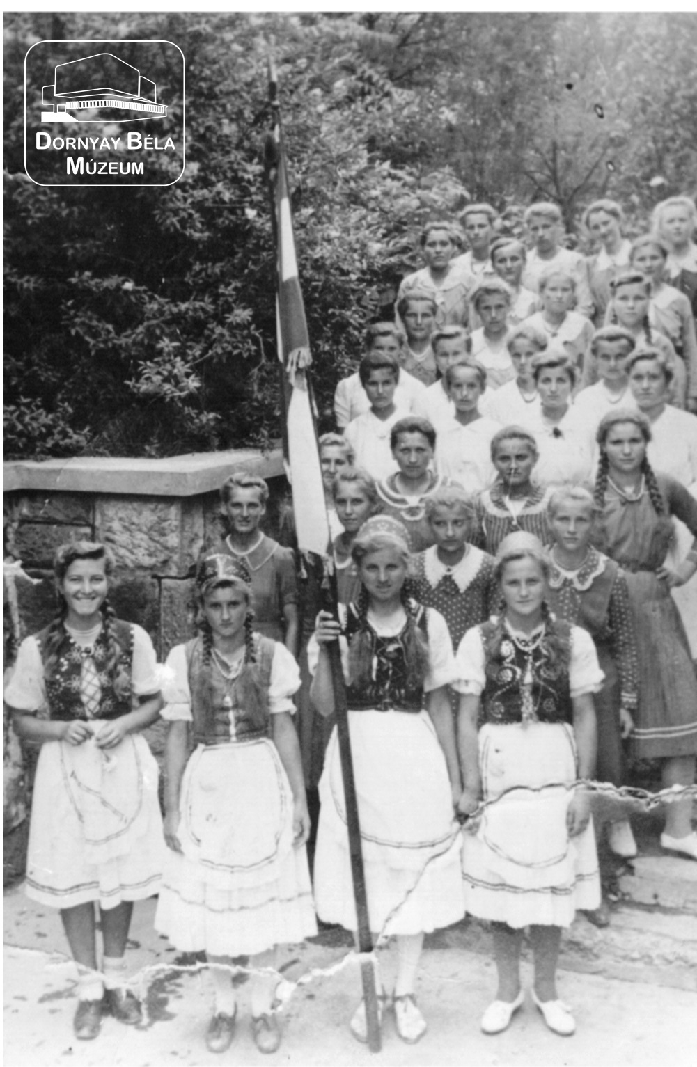 Karancsaljai MADISZ lányok Salgótarjánban 1945. május 1-én a MADISZ Székház előtt. (Volt Tobola - féle ház.) (Dornyay Béla Múzeum, Salgótarján CC BY-NC-SA)