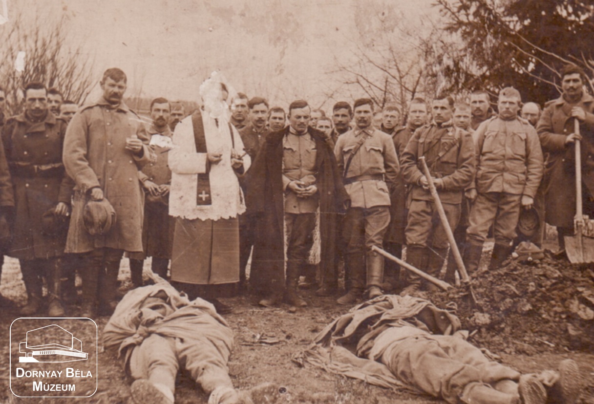 I. világháborús kép. Elesett katonák temetése. (Dornyay Béla Múzeum, Salgótarján CC BY-NC-SA)