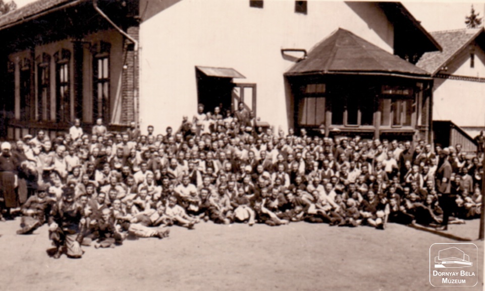 Losonci menekültekről készült csoportkép. (Dornyay Béla Múzeum, Salgótarján CC BY-NC-SA)
