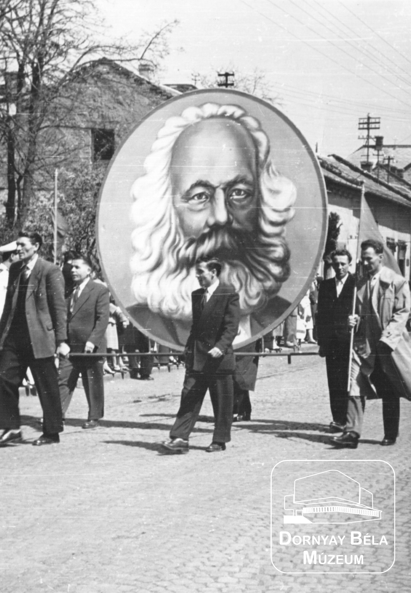 Acélgyári dolgozók május 1-i felvonulása az 1950-es évek elejéről. (Dornyay Béla Múzeum, Salgótarján CC BY-NC-SA)