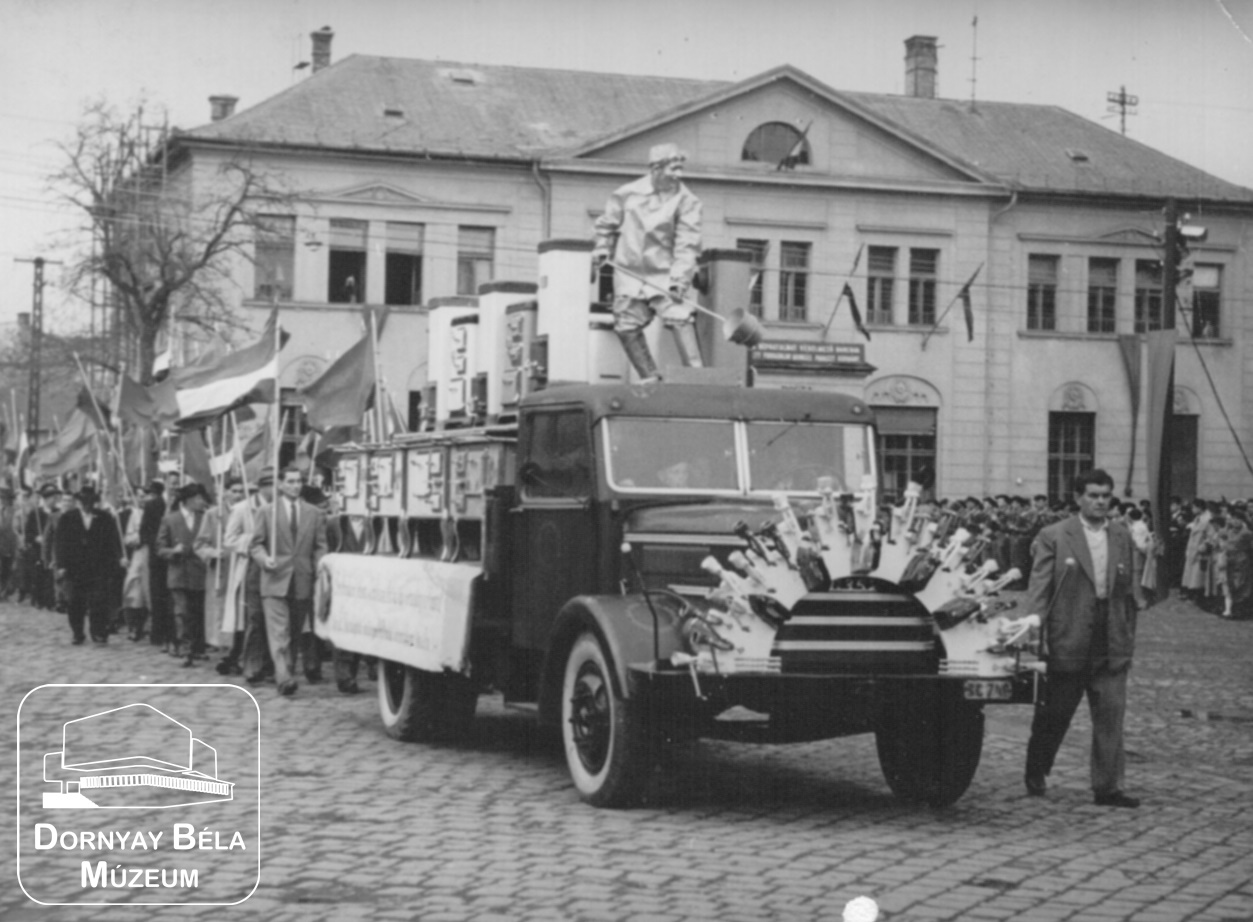 Acélgyári dolgozók felvonulása 1958. május 1-én. (Dornyay Béla Múzeum, Salgótarján CC BY-NC-SA)