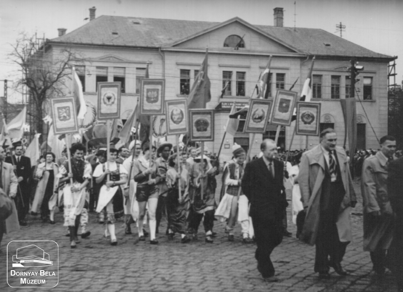 Acélgyári dolgozók felvonulása május 1-én. (Dornyay Béla Múzeum, Salgótarján CC BY-NC-SA)